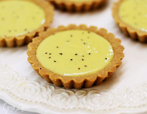 Процедите курд через сито. Немного охладите и заполняйте тарталетки.
Сверху посыпьте (отложенными заранее) семенами киви и отправьте тарталетки с кремом в холодильник на 2 часа.