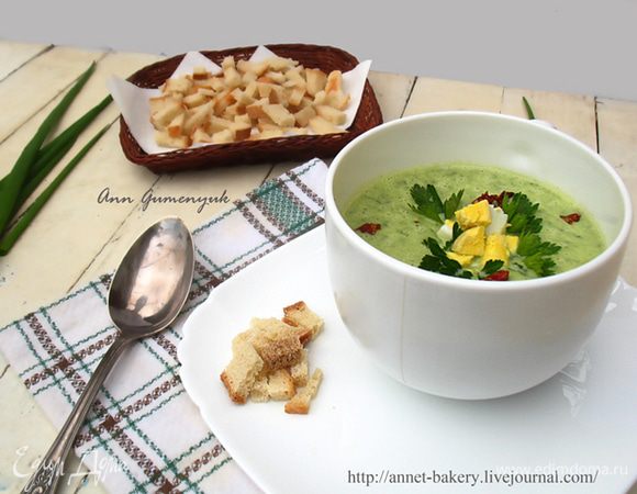 Яйца чистим и нарезаем кубиками. Вареные яйца можно заменить на яйца пашот.