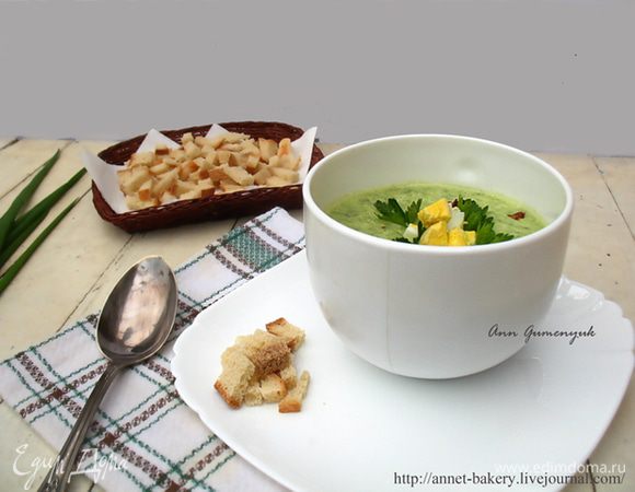 Наливаем суп в тарелку, а сверху посыпаем порезанными яйцами.
Приятного аппетита!