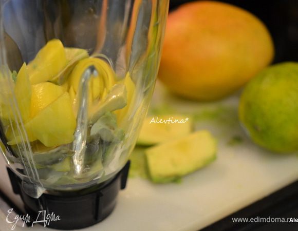 Очистить 1/4 ст. авокадо, 1 ст. манго, выжать из лайма сок. В блендер сложить авокадо и манго. Добавить сок лайма, 2 стакана колотого льда.