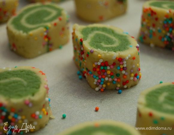 Охлажденное тесто нарезать колечками шириной 1 см. Противень выстелить бумагой, аккуратно разложить печенье. Выпекать 15-17 минут при температуре 170 градусов.