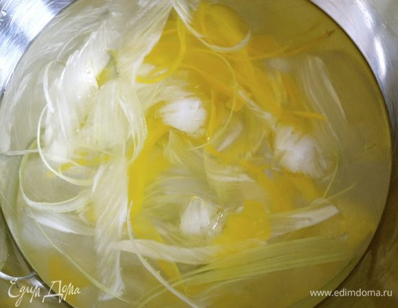 Вымыть и тонко нарезать стружкой фенхель, стебель сельдерея и 50 г болгарского перца. Погрузите эту овощную нарезку с миску с водой с кусочками льда.