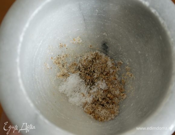 В ступке измельчить морскую соль с семенами кориандра и черным перцем. Добавить в овощной микс и все перемешать. Суп готов!