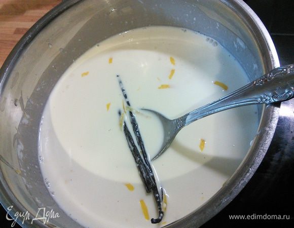 Для панна котты снять цедру с лимона, ванильный стручок разрезать вдоль на половину, в 400 мл сливок добавить сахар, цедру и ванильный стручок, довести до кипения. Снять с огня, дать 15 мин настояться. Процедить через сито. Из стручка достать семена и вернуть к сливкам. Заранее замоченный в холодной воде желатин отжать и растворить в сливках. 