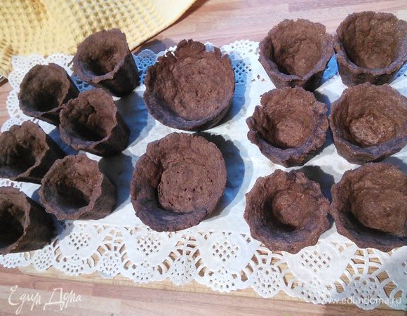 Формочки с тестом достать из холодильника, выпекать в разогретой до 200° духовке приблизительно 15 мин. Остудить. 