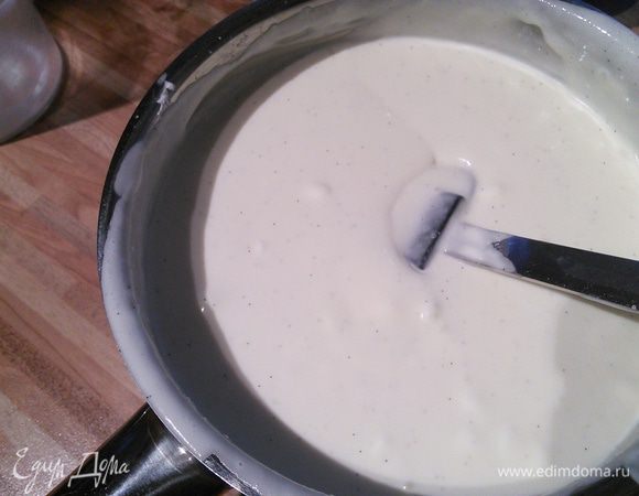 Как только панна котта начнёт желироваться (в холодильнике приблизительно через 30 мин), взбить оставшиеся сливки в крепкую пену и ввести в основной крем. 