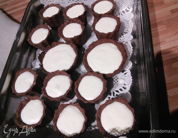 Наполнить тарталетки панна коттой, поставить в холодильник до застывания. 