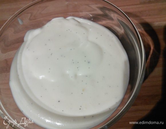 Не могу сообразить почему, но крема у меня осталось ещё на 5 креманок. Доверяю данному изданию, рецепты ещё никогда не подводили, но не долго думая, я наполнила креманки панна коттой. От неё никто не откажется! 