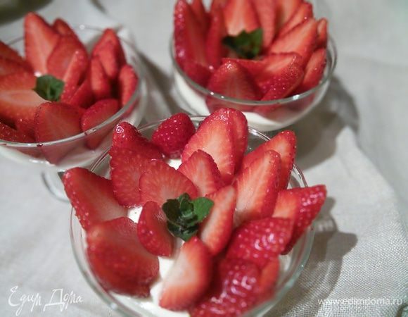 Тем временем порежьте клубнику (желательно для этого рецепта купить мелкую клубничку), выложить на тарталетки, можно посыпать сахарной пудрой. Это мои креманочки)