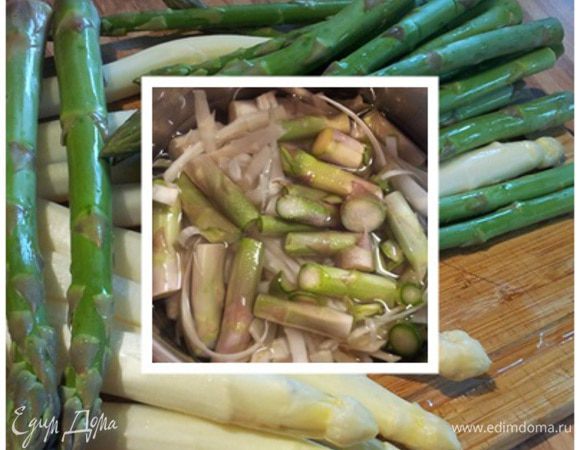 Белую спаржу промойте, очистите от кожуры, кончики отрежьте. В кастрюлю влейте пол литра воды, добавьте соль и сахар и выварите очистки от спаржи (чего добру пропадать). 10 мин достаточно. Процедите бульон через сито. Не удивляйтесь количеству зелёной спаржи на фото, она мне понадобится для другого блюда. 