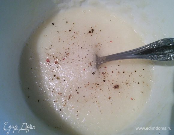 Она варится 12 мин, затем со 100 мл отвара её нужно пюрировать погружным блендером или протереть через сито. Добавьте соль и перец по вкусу. Замочите заранее желатин, выжмите его и растворите в спаржевом пюре. Охладите. Когда пюре начнёт желироваться, взбейте сметану и введите её в пюре. 