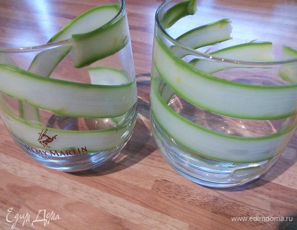 Формочки выложите по-спирали полосочками зелёной спаржи. Эта работа требует некоторой ловкости рук (ювелирности), потому как от того, как вы выложите спаржу, зависит внешний вид вашего блюда. 