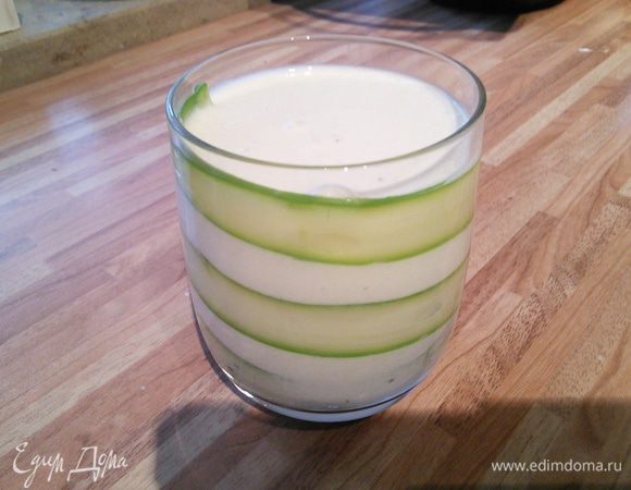 Заполните формы (я приспособила коньячные стаканы и бокал от мартини) спаржевым желе и поставьте в холодильник на 2 - 3 часа. 