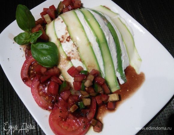 На закусочные тарелки  выложите помидоры, нарезанные кружочками. Остальные помидоры нарежьте мелко вместе с огурцом, заправьте уксусом, маслом, солью и перцем.  Вот тут и начинается настоящая ювелирная работа, требующая терпения и твёрдой руки: террин нужно вызволить из формочек. Из бокала от мартини террин освободить было легче всего. 