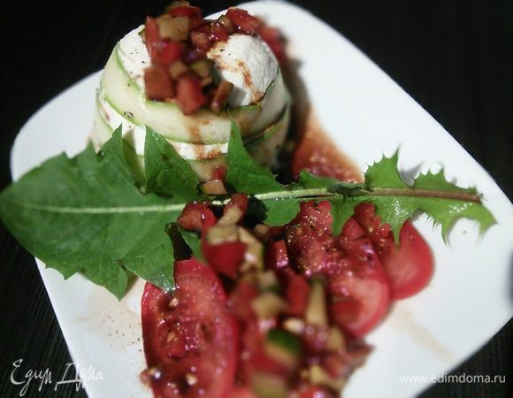 На помидоры выложите спаржевый террин, помидорный салат, полейте соусом. Я украсила молодыми листьями одуванчика и базиликом. 