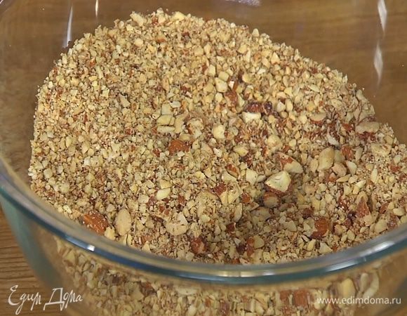 Миндаль измельчить в блендере, так чтобы остались крупные кусочки.