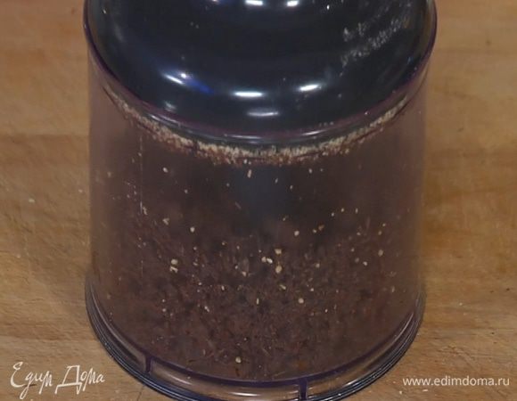 Поломать на кусочки 140 г шоколада и измельчить в блендере.