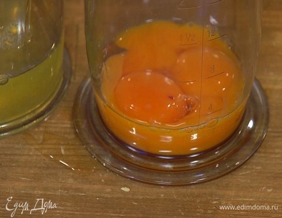 Желтки с сахаром взбить миксером в пышную массу. 