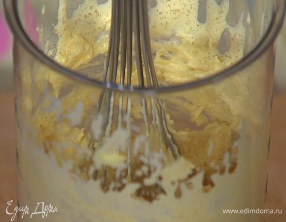 Небольшими порциями добавлять к желткам предварительно размягченное сливочное масло и вымешивать миксером на невысокой скорости, пока не получится однородная масса.