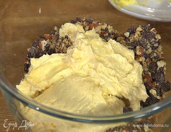 Измельченный миндаль соединить с шоколадом, добавить сливочно-желтковую массу и вымешать.