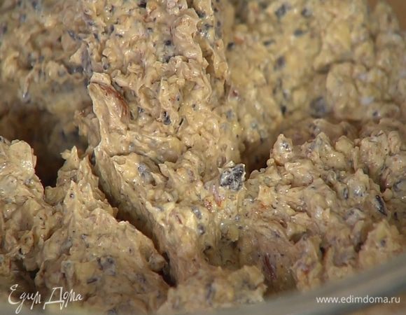 Ром влить в тесто, все перемешать.