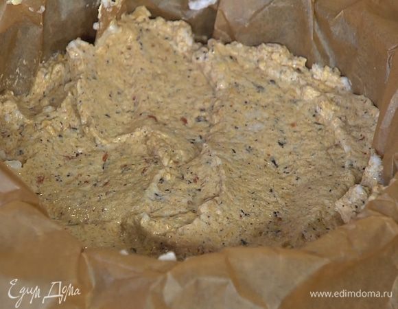 Разъемную форму выстелить бумагой для выпечки и равномерно выложить тесто.