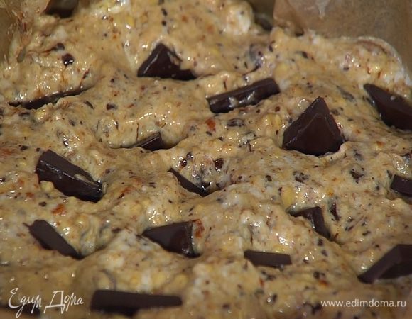 Оставшийся шоколад поломать небольшими кусочками и воткнуть поглубже в тесто.