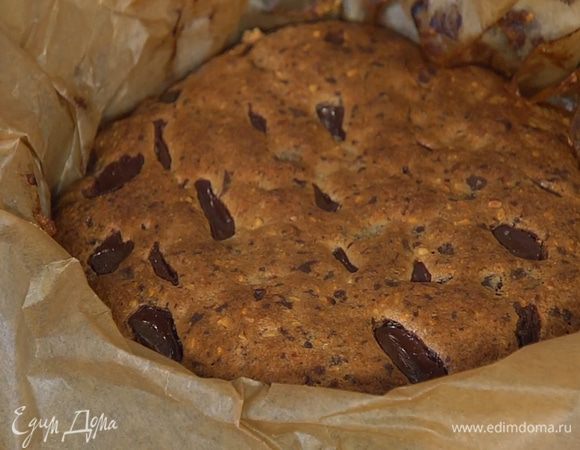 Выпекать пирог в разогретой духовке 40 минут.