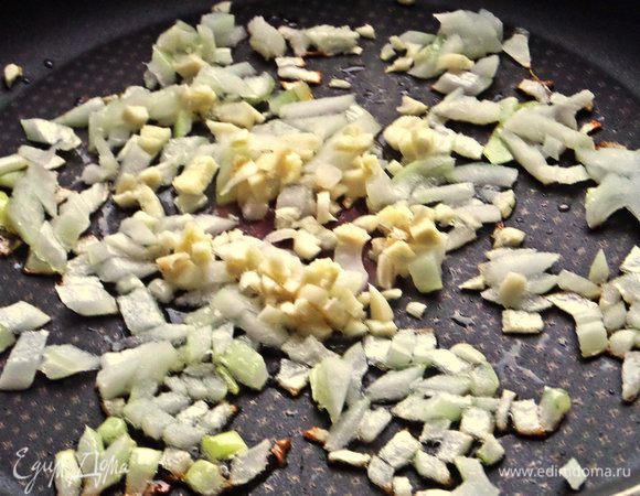 Обжариваем слегка измельчённые лук, чеснок.