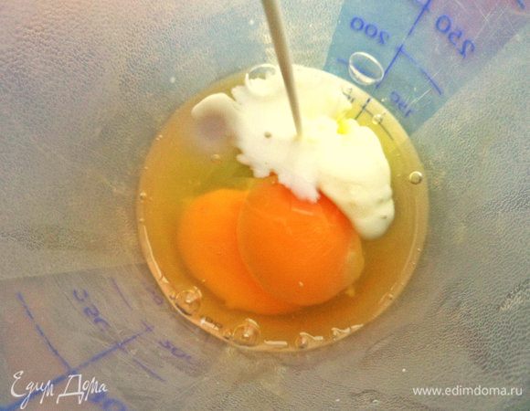 Взбиваем яйца с молоком или сметаной с водой или просто водой, не суть важно! Бросим пару щепоток соли и немного зелени.