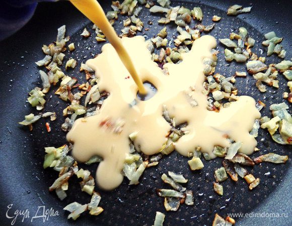 Взбиваем в шейкере (он у нас каждый день трудится - то смузи, то омлет!) и выливаем на лук.