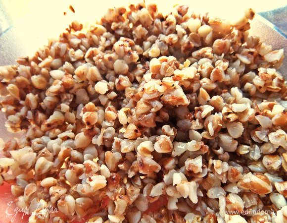 Гречку отварить заранее, идеально - взять порцию, оставшуюся с ужина!