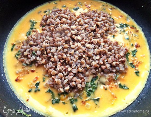 Из 5-ти ложек гречки выстраиваем цветок - это не трудно! Накрываем крышкой и держим на небольшом огне под крышкой минут 5.