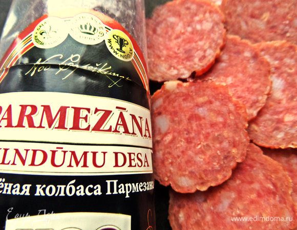 В это время нарежем тонко колбаску, у меня "пармезановая", очень вкусная и именно с гречкой хорошо сочетается.