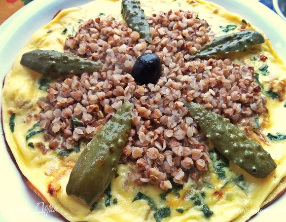 Уже на тарелке украшаем ломтиками любого огурца, можно свежего.