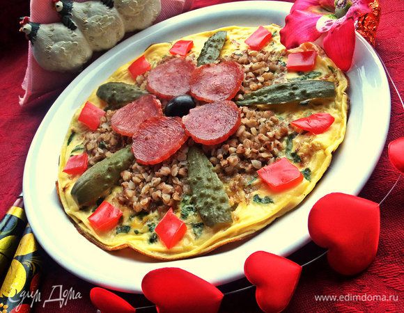 Ломтики колбасы пристраиваем в центре. Перец делим на кубики и тоже украсим ими омлет. Сразу же подаём!