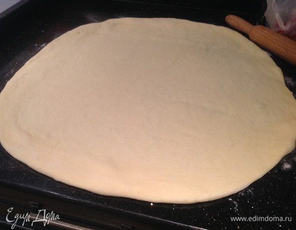 Духовку разогрейте до 180 градусов. Тесто раскатайте в тонкий пласт, выстелите им дно и стенки формы, излишки срежьте ножом.