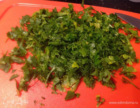 Мелко нарубите всю зелень.
