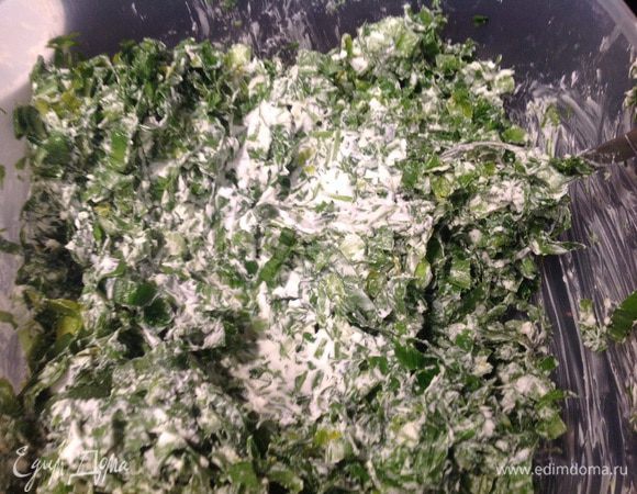 Смешайте с сыром. Если сыр твердый, предварительно натрите его на крупной терке.