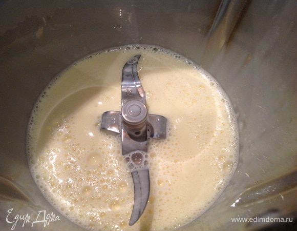 Для заливки взбейте яйца со сливками, посолите и поперчите.