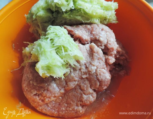 Лук пропускаем через мясорубку (или измельчаем в бледере), молодой кабачок натираем на мелкой терке (как на драники), добавляем готовый фарш, перемешиваем.