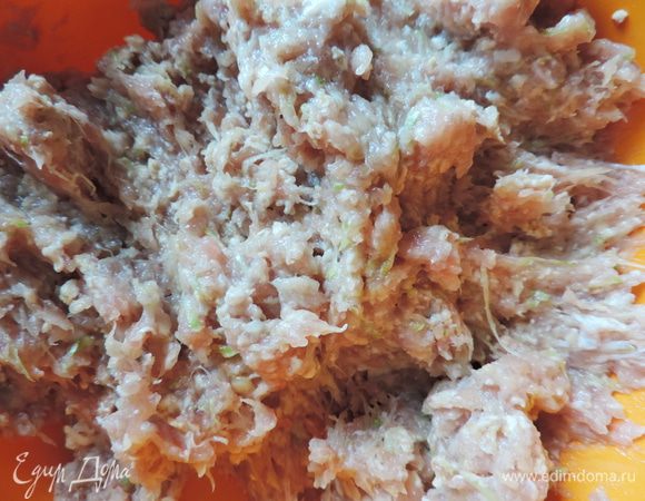 Добавляем к полученному фаршу овсяные хлопья (у меня мелкого помола, время приготовления 3-5 мин), солим по вкусу. По желанию можете добавить ваши любимые приправы. Если фарш получился жидковатым, а добавлять больше овсянки вы не хотите - поставьте его в холодильник на час. Он загустеет и станет удобным для работы.