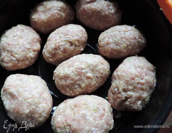 Формируем котлетки желаемой формы и размера. Готовим на пару 20-25 минут, в зависимости от размера.