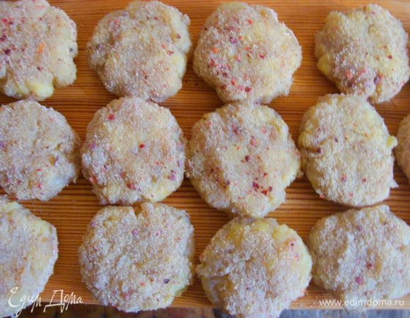 Обвалять в смеси сформированные из фарша котлетки и обжарить до готовности на растительном масле.
 Если сковорода позволяет, то можно без масла, что мне лично, очень нравится последнее время.