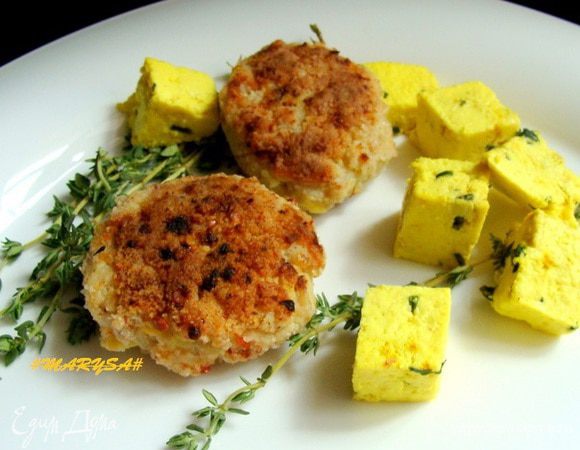 Котлетки сами по себе абсолютно самодостаточны, можно подать просто с зеленью.
На фото домашний сыр с базиликом.
http://www.edimdoma.ru/retsepty/57507-domashniy-syr-s-bazilikom
