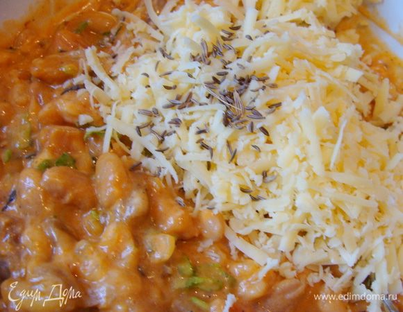 Сыр потереть, добавить 2/3 к фасолевой массе.