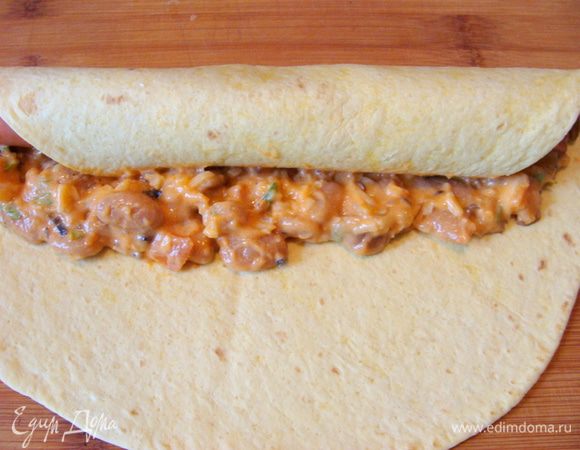 и скрутить ролл.
Так все 6 лепешек.