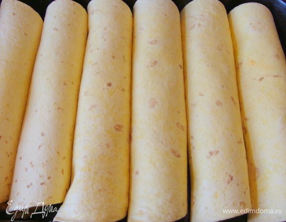 Форму смазать растительным маслом, выложить получившиеся роллы.