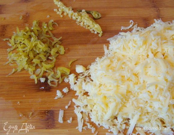 Мелко порезать халапеньо.