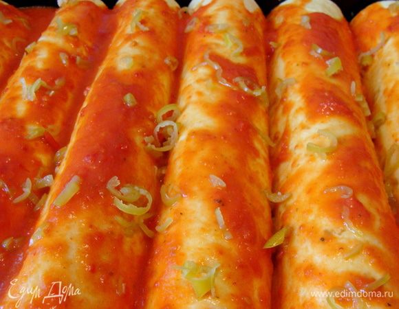 Лечо измельчить в блендере, можно добавить молотый чили.
Равномерно полить соусом содержимое формы. Раскидать халапеньо 